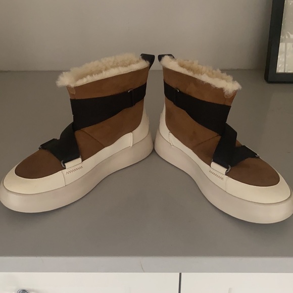 UGGS SIZE 8 - Picture 2 of 4